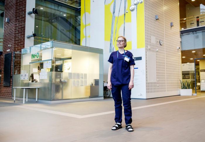 Koronan kirjoa. Sairaan­hoitaja Anni Kannon työviikko sisälsi muun muassa uusia kollegoita, varustelaskentaa ja tauo­tonta koronaviestintää.