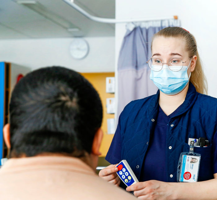 Toipuminen käynnissä.  Sairaanhoitaja Minja Vuorinen ohjaa potilasta, joka on siirtynyt neurokirurgian tehovalvontaosastolta vuodeosastolle.