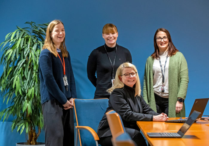 OSMU-hanke. Hankekoordinaattorit Eevi Karsikas (oik.) ja Erika Jarva (vas.), projektipäällikkö Anna-Maria Tuomikoski (keskellä) sekä sairaalaylihoitaja Merja Meriläinen (edessä) edistävät yhdessä muiden työryhmän jäsenten kanssa muun muassa sairaanhoitajien ja esihenkilöiden osaamista.