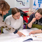 Tunti teoriaa. Lehtori Henna Lehtola (vas.) opettaa Campuskoti Merihelmen opetustilassa. Aiheena on kuoleman kohtaaminen. Sairaanhoitajaopiskelijat Janette Kokkola (oik.) ja Nette Rantanen tutustuvat kirjallisuuteen.